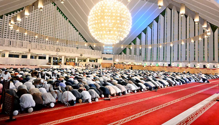 A large number of people offer prayer in the Faisal Masjid connection Mehfil-e-Shabeena with Shab-e-Qadar on the 27th day of the Holy fasting month of Ramzanul Mubarak on April 7, 2024. — APP