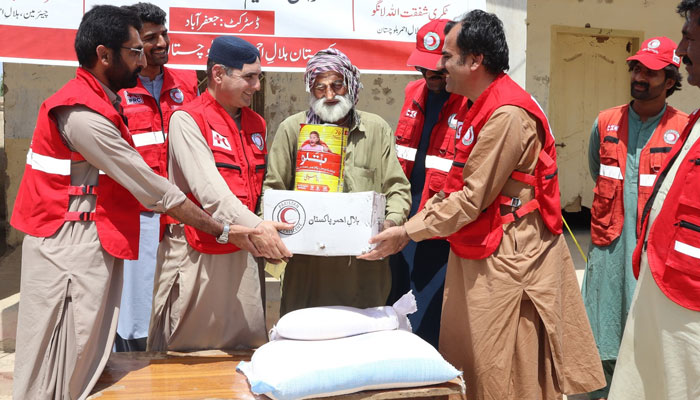 Volunteers of Pakistan Red Crescent distributes ration to needy person on April 6, 2024. — Facebook/Pakistan Red Crescent