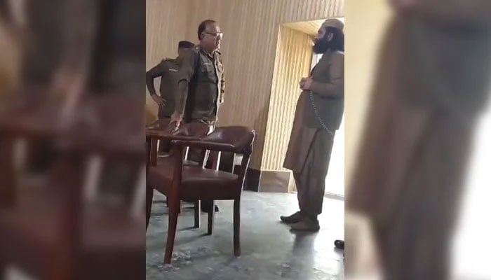 A screengrab showing Tandlianwala Superintendent Police reprimanding the madrassa teacher accused of raping, sexually abusing a 12-year boy. — Geo News/File