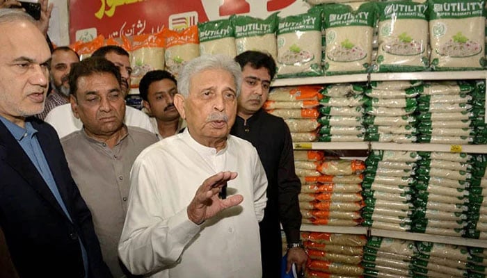 Federal Minister for Industries and Production Rana Tanveer Hussain visits of USC Store at Shadman on March 24, 2024. — APP