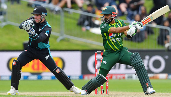 Pakistans Babar Azam (R) bats while being watched by New Zealands wicketkeeper Tim Seifert during the third Twenty20 international cricket match between New Zealand and Pakistan. — AFP/File
