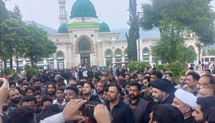 In this image, people gather outside a shrine. —  Tehreek Nafaze Fiqhe Jafariya (TNFJ)/File