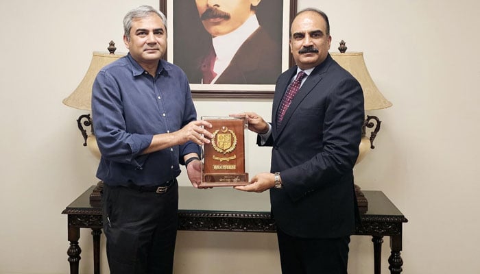 Nadra Chairman Muhammad Munir Afsar presenting a souvenir to Federal Interior Minister Mohsin Naqvi at Nadra headquarters in Islamabad on April 18, 2024. — PID