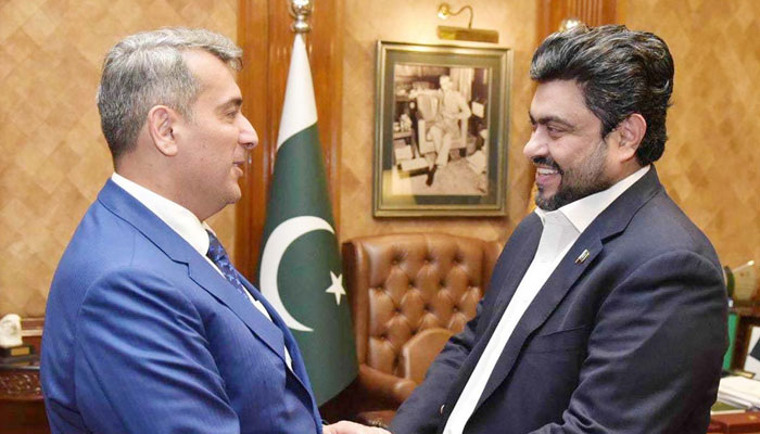 Governor Sindh Kamran Tessori shaking hand with Ambassador of Azerbaijan to Pakistan Khazar Farhadov at Governor House on April 19, 2024. — APP
