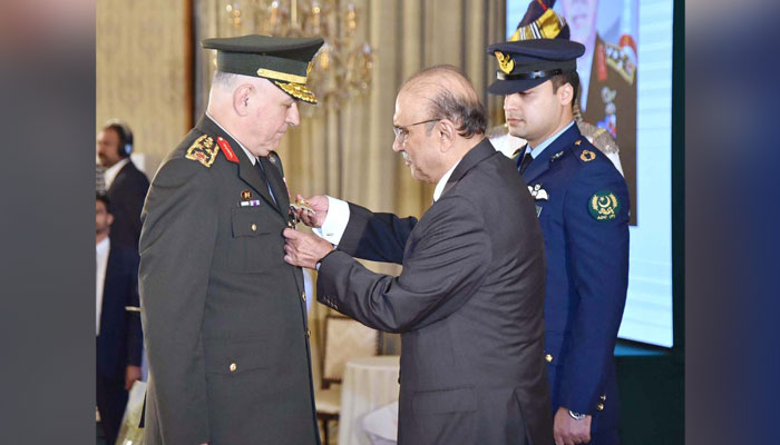 President Asif Ali Zardari confers Nishan-i-Imtiaz (Military) upon the Chief of Turkish General Staff, Republic of Turkiye, General Metin Gurak at Aiwan-e-Sadr on April 19, 2024. — APP