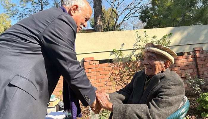 PML-N Senator Mushahid Hussain Syed (left) with former senior bureaucrat Roedad Khan (late). X/@Mushahid/File