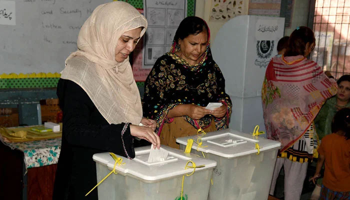 A female voter casting her vote in a polling station during the by-election 2024 at Garhi Shahu School on April 21, 2024. — APP