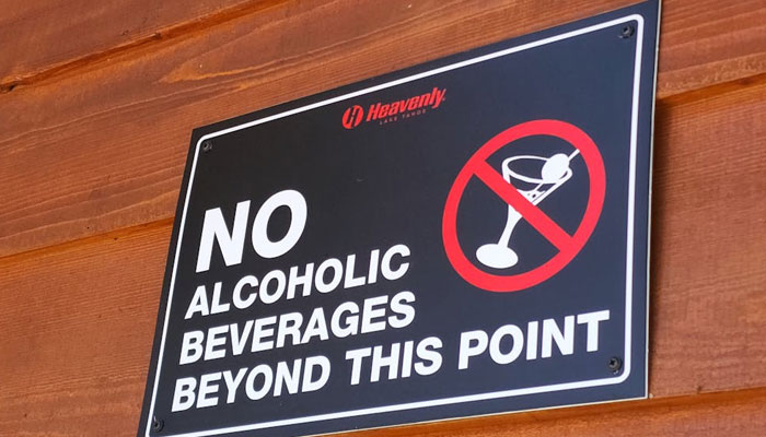 A representational image showing a sign prohibiting alcoholic beverages at an establishment. — Pexels/File