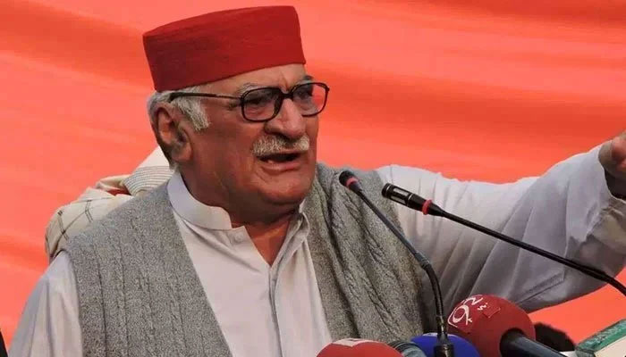 Awami National Party (ANP) President Asfandyar Wali Khan speaks to media. — Screengrab/Geo.tv/File