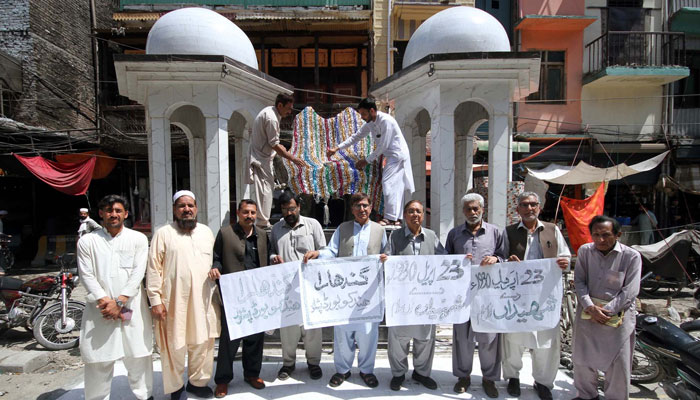 Members of Gandhara Hindko Board participate in a rally to pay tribute to the score of people, who were killed 78 years ago by the firing of British Troops in Qissa Khawani Bazar Tragedy on 23rd April 1930, at Qissa Khawani Bazar in Peshawar on April 23, 2024. — PPI