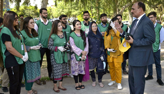 Director of Directorate of Workers Education Rai Muhammad Akbar briefs the participants during the “cleanliness drive at G-8 Markaz on April 24, 2024. — APP