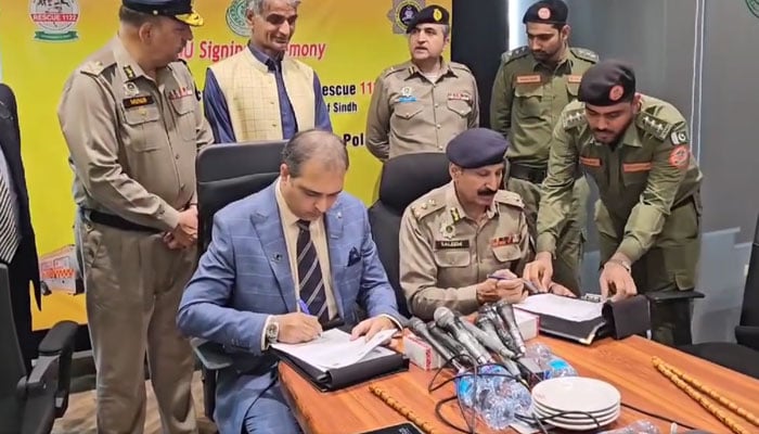 The screenshot shows a memorandum of understanding being singed between the National Highways and Motorway Police and the Sindh Emergency Rescue Service (Rescue 1122) on April 24, 2024. — Facebook/SindhRescue1122