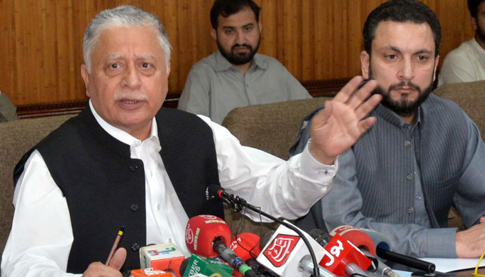 Sarhad Chamber of Commerce and Industry President Fuad Ishaq along with others addresses media persons during a press conference at Chamber of Commerce premises in Peshawar on April 25, 2024. — PPI