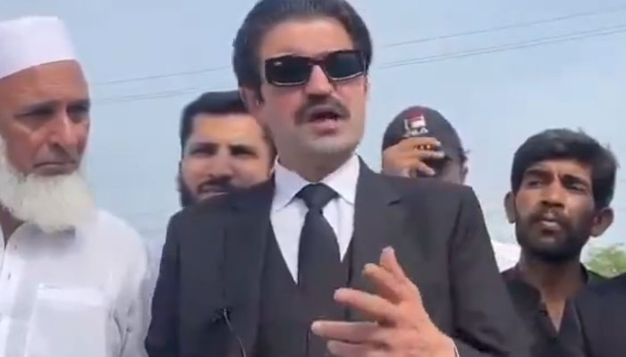 This screenshot shows PTI leader Sher Afzal Marwat talking to the party workers. — x/KaliwalYam