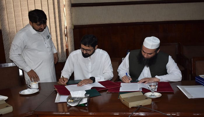 Prof Dr Qaisar Ali, Vice Chancellor of UET Peshawar, and Prof Dr Attaullah Shah, Vice Chancellor of KIU Gilgit-Baltistan, signed the Memorandum of Understanding (MoU) on April 26, 2024. — Facebook/UETPeshawarOfficial