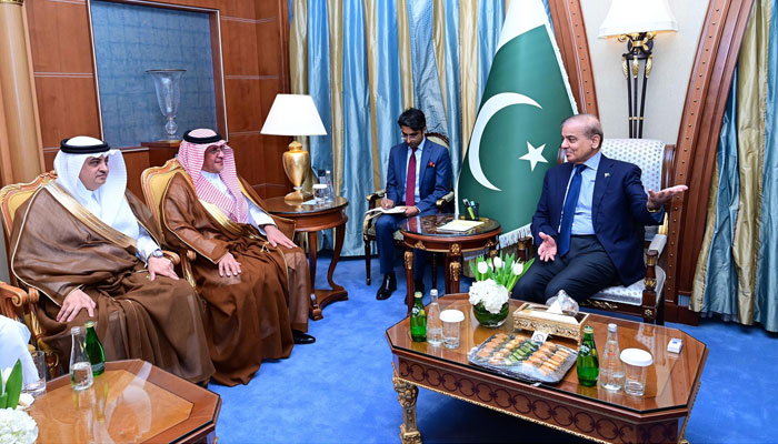 Advisor at the Royal Court and General Secretary of Saudi-Pak Supreme Coordination Council H.E. Mr. Mohammed bin Mazyad Al-Tuwaijri  meets PM Shehbaz Sharif on April 27, 2024. — PID