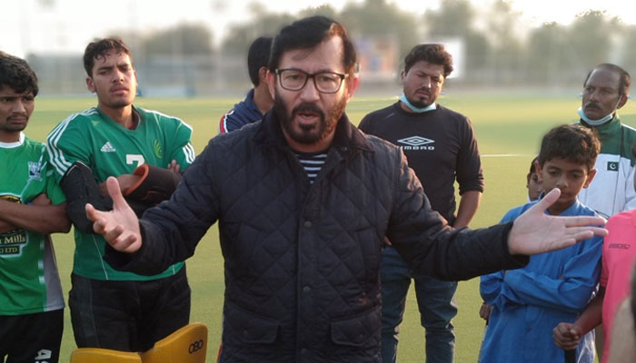 Khawaja Junaid speaks to youngsters during a training session — X/Khawaja Junaid Hockey Academy/File