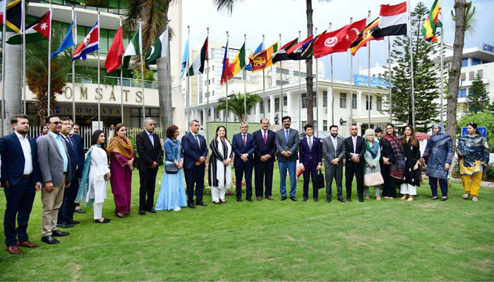 PM coordinator on climate change & Environmental coordination Romina Khurshid Alam in a group photo during a launching ceremony of WEF National plastic action partnership at COMSATS on April 29, 2024. — APP