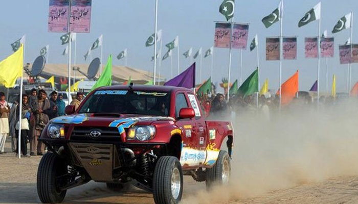 A car steers through the desert at the annual 19th Cholistan Desert Jeep Rally in Bahawalpur, Pakistan on February 21, 2024. — APP