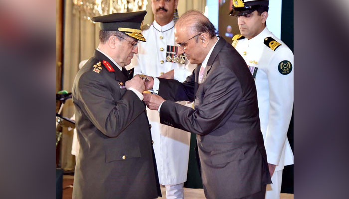 President Asif Ali Zardari conferring the award of Nishan-i-Imtiaz (Military) upon the Commander of Turkish Land Forces, General Selcuk Bayraktaroglu, during a special investiture ceremony at Aiwan-e-Sadr on April 29, 2024. — APP