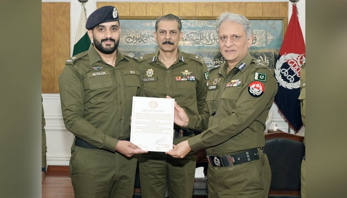 IGP Punjab Dr Usman Anwar issues a letter of appreciation to SP Irtaza Komail for demonstrating grit in the line of duty on April 30, 2024. — Facebook/Punjab Police Pakistan