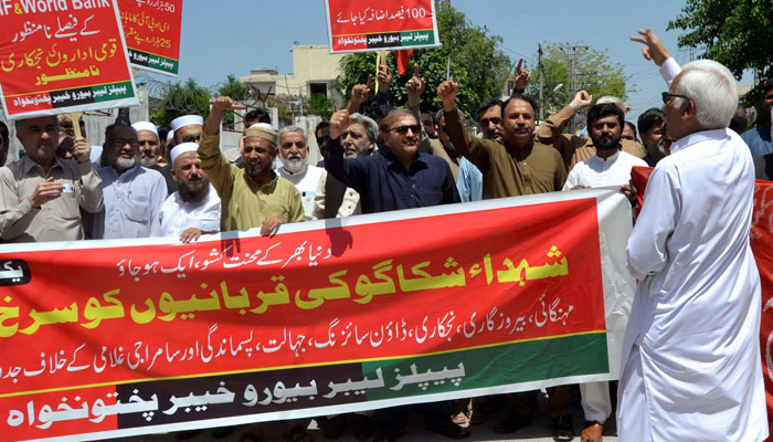 Members of the Peoples Labour Bureau hold a protest demonstration to present a tribute to martyrs of Chicago on the occasion of International Labour Day, at Peshawar Press Club on May 1, 2024. — PPI