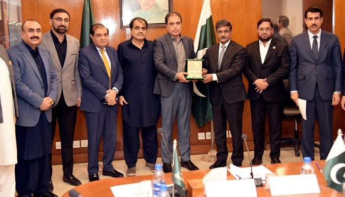 Saquib Fayyaz Magoon, SVP FPCCI, is presenting the commemorative shield to Mirza Mubashir Baig, DG Customs Valuation. Mr. Asif Sakhi & Mr. Nasir Khan, VPs FPCCI; Mr. Khurram Ijaz, former VP FPCCI; Mr. Muhammad Aamir, Convener of FPCCI’s Central Standing Committee on Custom Valuation; Mian Zahid Hussain; Mr. Fayyaz Rasool, Director Custom Valuation and other prominent business personalities of the city were also present in the session.— NNI, March 7, 2024