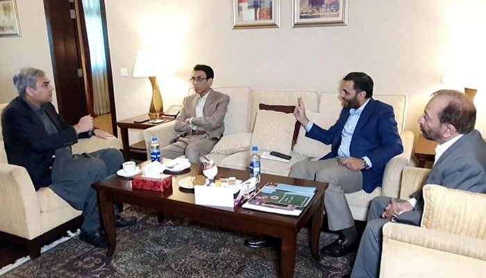 Federal Minister for Interior, Mohsin Naqvi (L) exchanges views with Khalid Maqbool Siddiqui (2nd L), Convener Muttahida Qaumi Movement Pakistan (MQM- P), Mustafa Kamal (2nd R) and Dr Farooq Sattar (R) during a meeting in Karachi on May 2, 2024. — PPI