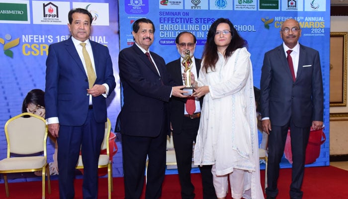 Mirza Ikhtiar Baig presents the 16th Corporate Social Responsibility Award (CSR) 2024 at an event organised by the National Forum of Environment and Health at a local hotel on May 3, 2024. — Facebook/NFEH (National Forum for Environment and Health)