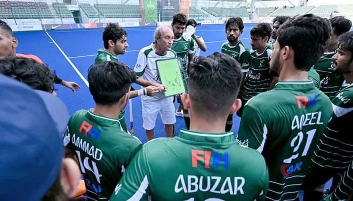 Pakistan hockey team coach Roelant Oltmans speaks to players. — PHF/File