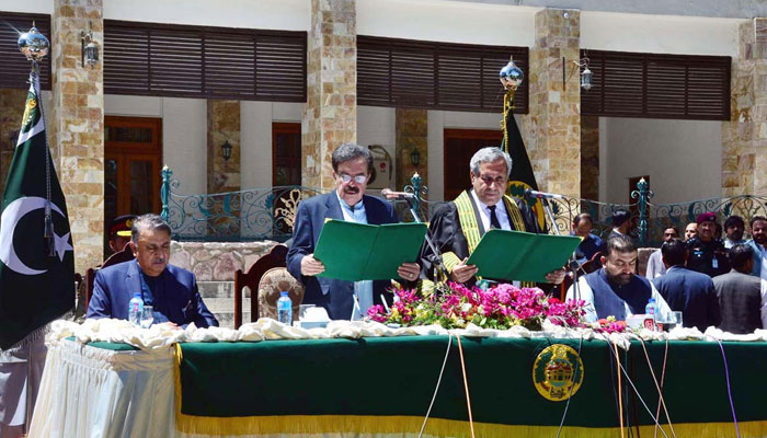 Chief Justice Balochistan High Court Justice Hashim Kakar administers the oath to the newly appointed Governor Balochistan Shaikh Jaffer Mandokhail at Governor House on May 6, 2024. — APP