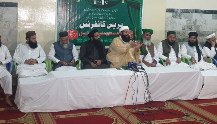 Chairman Pakistan Ulema Council, Hafiz Muhammad Tahir Mahmood Ashrafi addresses a press conference with the Ulema and Mashaikh. — APP/File