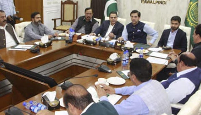 Punjab Minister of Construction and Communications Malik Sohaib Ahmed and Commissioner Rawalpindi Division Aamir Khattak during a meeting on May 7, 2024. — Facebok/Commissioner Rawalpindi Official