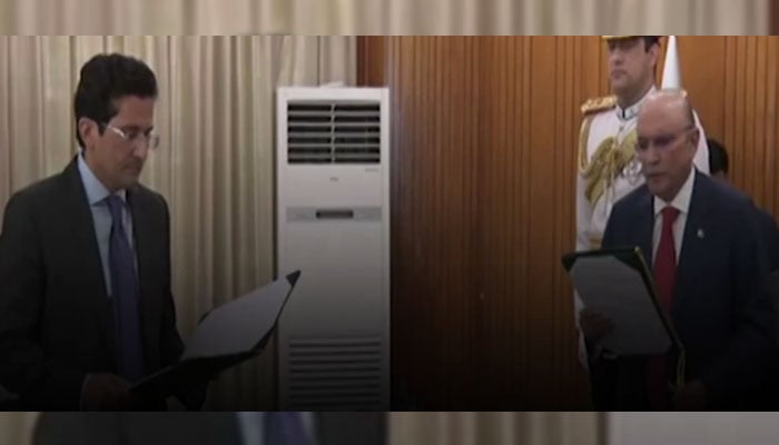 President Asif Ali Zardari administering oath to MNA Ali Perzez Malik on May 17, 2024.— PTVNews