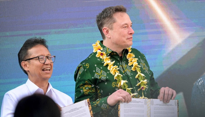 Tech billionaire Elon Musk and Indonesias health minister, Budi Gunadi Sadikin, inaugurate the launch of the Starlink internet service in Balis capital of Denpasar on Sunday. — AFP/file