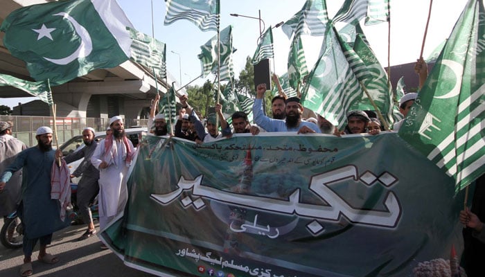 Activists of the Pakistan Markazi Muslim League (PMML) hold a rally in favour of the Pakistan Armed Forces on the occasion of Youm-e-Takbeer, at the Peshawar press club on May 28, 2024. — PPI