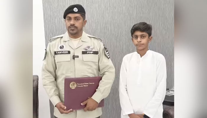 Head Constable Tanveer ul Islam (L) pictured with an Appreciation Certificate on May 30, 2024. — Facebook/Punjab Police Pakistan