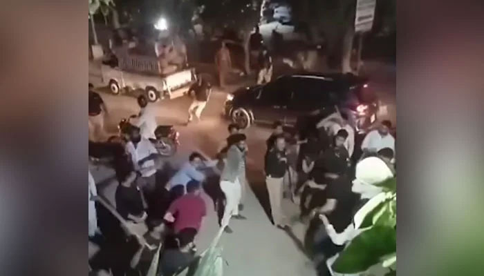 The picture shows scuffle between policemen and lawyers on Tuesday night in Karachis Gulistan-e-Jauhar area on June 2, 2024. — Geo News
