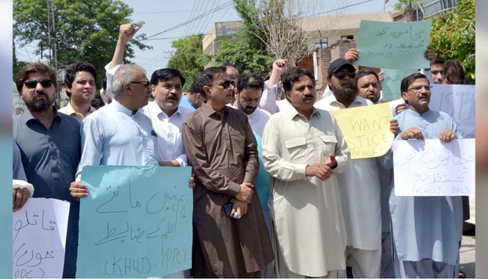 Journalists are holding a protest to condemn the killing of senior journalist Malik Hassan Zaib at the Peshawar Press Club on July 15, 2024. — PPI