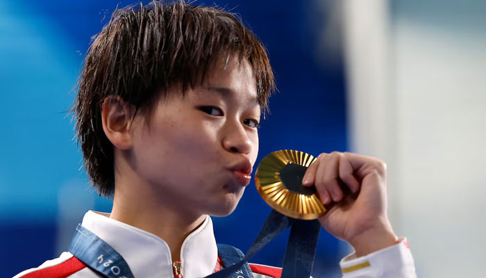 Chinas Quan Hongchan (R) poses with her gold medal on the podium after winning womens 10m platform diving final during the Paris 2024 Olympic Games in Paris, on August 6, 2024. — Reuters