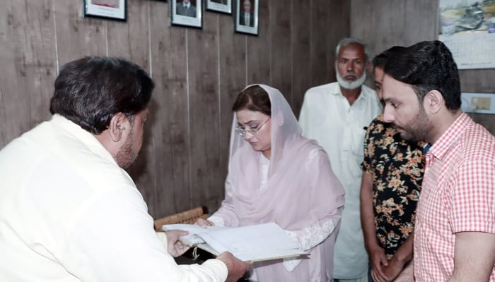 Punjab Information Minister Azma Bokhari is checking biometric attendance of staff during DGPR office visit on August 6, 2024 — Facebook/@AzmaBokhariPMLN