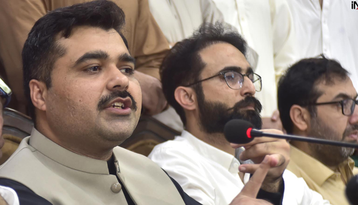 President of Young Doctors Association Dr Asfandyar Khan addressing a press conference at PPC. — INP/file