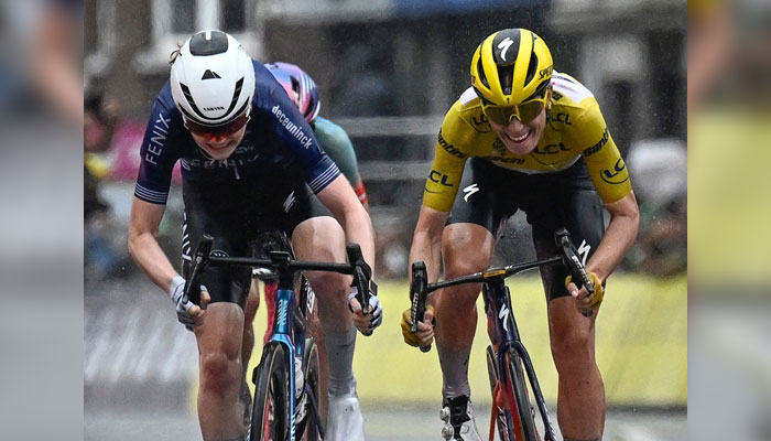 Fenix-Deceuninck teams Dutch rider Puck Pieterse (L) crosses the finish line to win next by Team SD Worx - Protimes Dutch rider Demi Vollering (R) during the third edition of the Womens Tour de France cycling race on August 14, 2024. — AFP