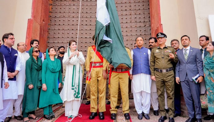 Punjab Chief Minister Maryam Nawaz hoists the national flag at the Alamgiri Gate of Lahore Fort on Independence Day on August 14, 2024. — Facebook/Maryam Nawaz Sharif