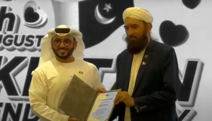 UAE Consul General in Karachi Bakheet Ateeq Al-Rumaithi (left) giving to soft Diplomacy Award Founder and chairman of Saylani Welfare International Trust Maulana Bashir Farooqui Qadri (right) on August 14, 2024. — Screengrab via Youtube/@SaylaniWelfareTrustOfficial