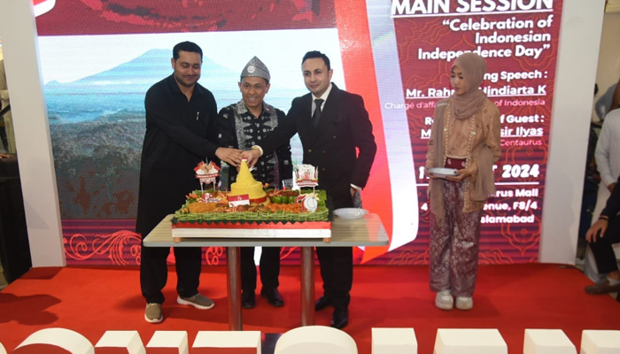 Indonesian chargé daffaires Rahmat Hindiarta Kusuma (centre) and CEO of Centaurus Mall, Sardar Yasir Ilyas Khan (right) Cutting cake at Indonesian Expo 2024 held at Centaurus Mall on August 18, 2024. — Facebook/@salesclub.nws