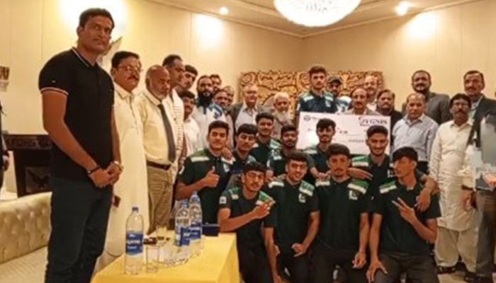 Pakistan U-18 volleyball players and officials pose for a group photo at a prize distribution ceremony on August 19, 2024. — Facebook/Pakistan Volleyball Federation