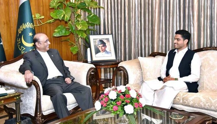 President Asif Ali Zardari (left) meets Oxford Unions newly-elected President Israr Khan Kakar at Aiwan-e-Sadr on August 21, 2024. — APP