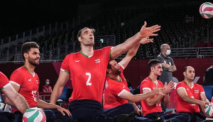 Irans Morteza Mehrzad (center). — AFP