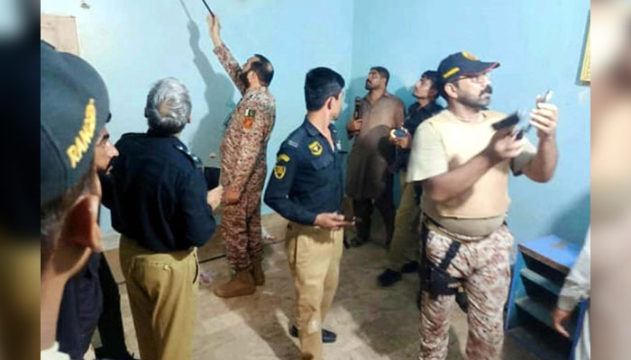 Rangers and Police officials carries out the combining search operation against criminals in Karachi on August 9, 2024. — PPI